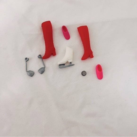 Barbie Vintage Miscellaneous Lot of Shoes, Boots & Skate Only Singles No Pairs - Picture 2 of 4